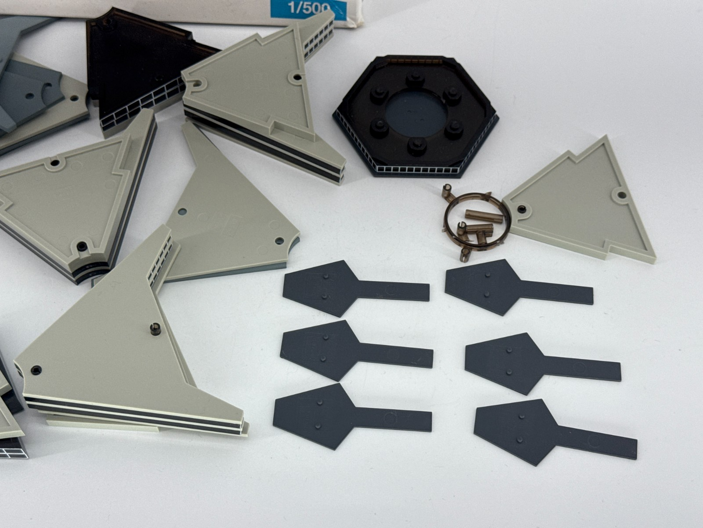 Herpa 519663 Hexagonal Departure Hall 1:500 Airport Model Kit Incomplete Parts