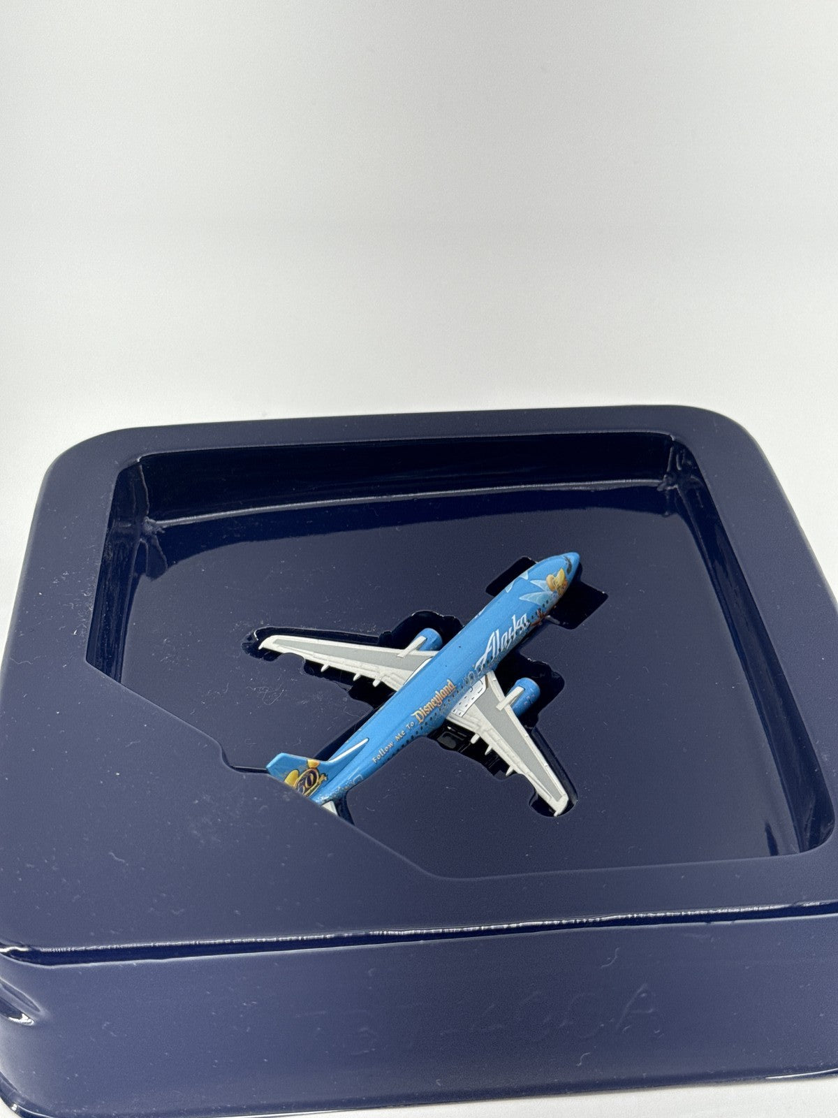 Gemini Jets Alaska Airlines Boeing 737-400 Disneyland 50th Diecast Model 1:400