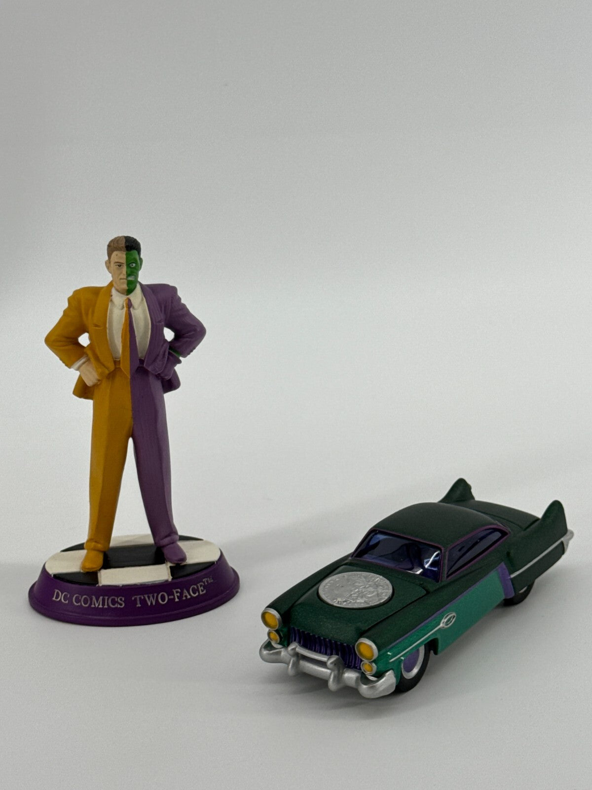 Corgi DC Batman Chassis Art 1950 Two Tone Car & Two-Face Statue Ltd Ed 1:43 NEW