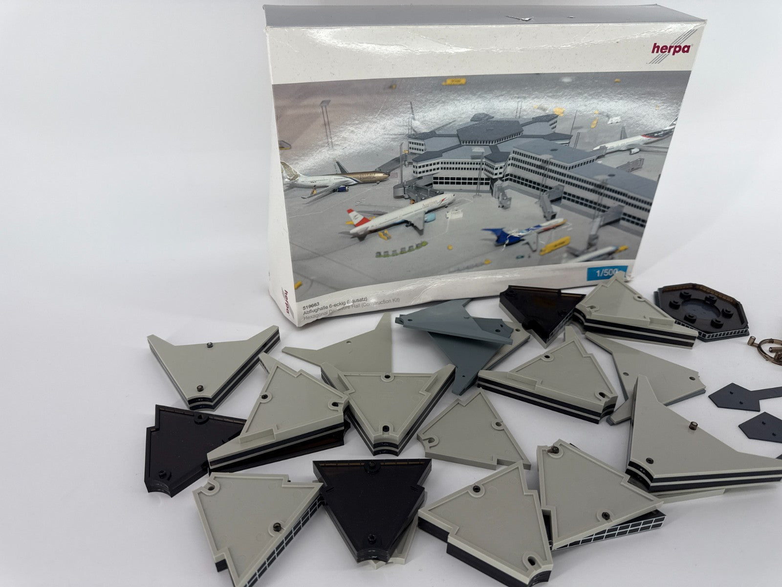 Herpa 519663 Hexagonal Departure Hall 1:500 Airport Model Kit Incomplete Parts