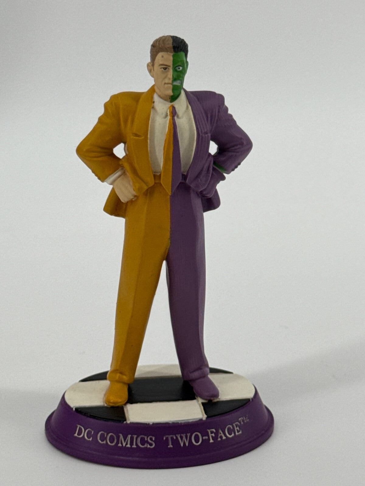 Corgi DC Batman Chassis Art 1950 Two Tone Car & Two-Face Statue Ltd Ed 1:43 NEW