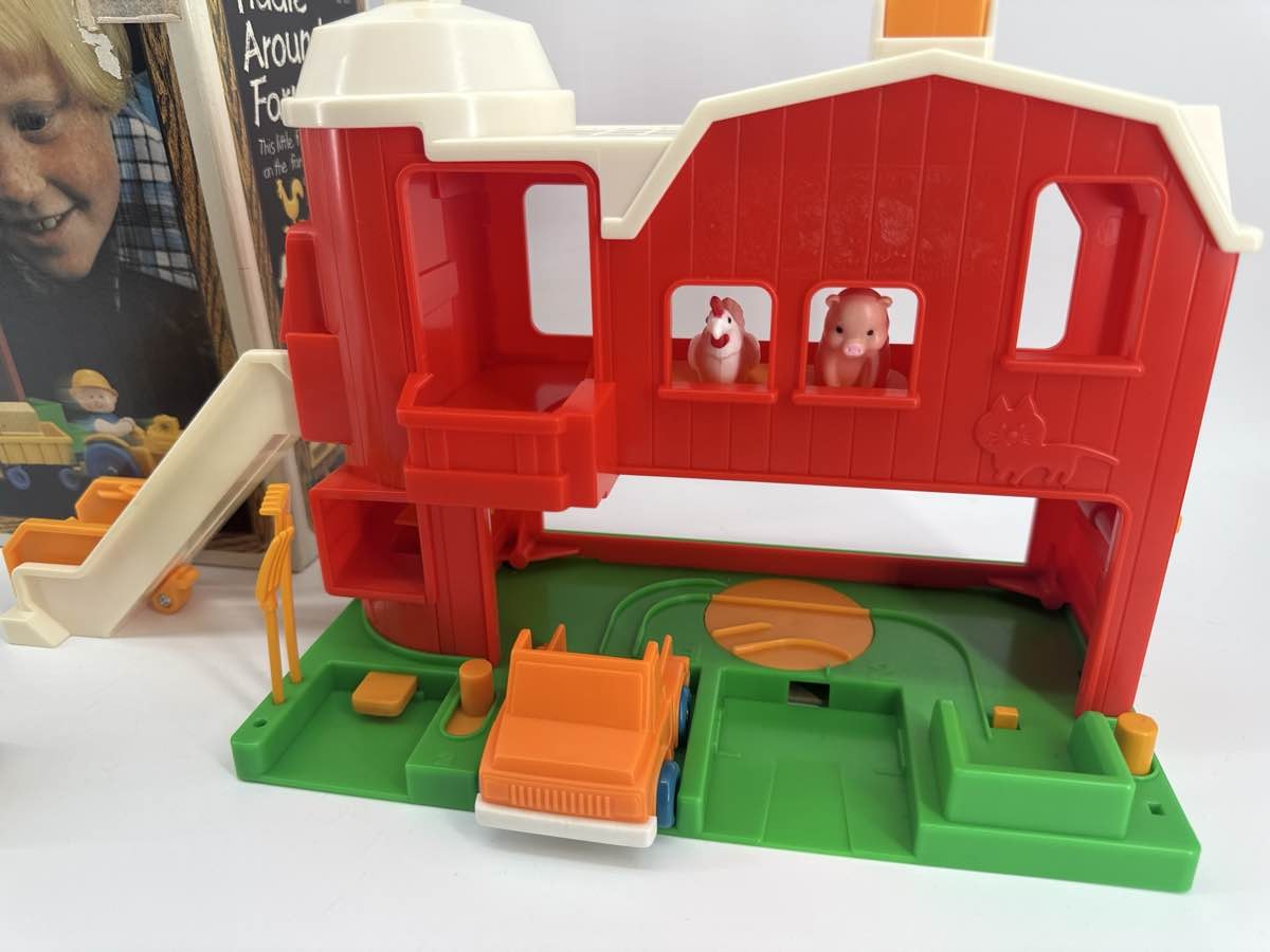 1981 Tomy Fiddle Around Farmyard Barn Playset 1053 Tractor Pickup Farmer