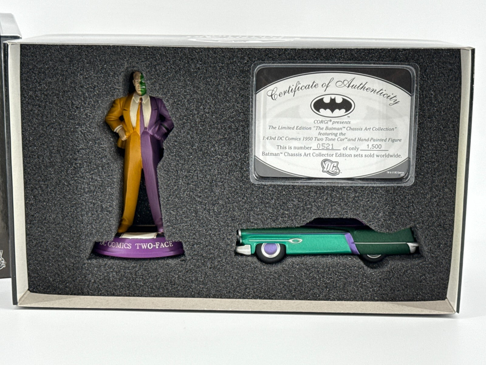 Corgi DC Batman Chassis Art 1950 Two Tone Car & Two-Face Statue Ltd Ed 1:43 NEW