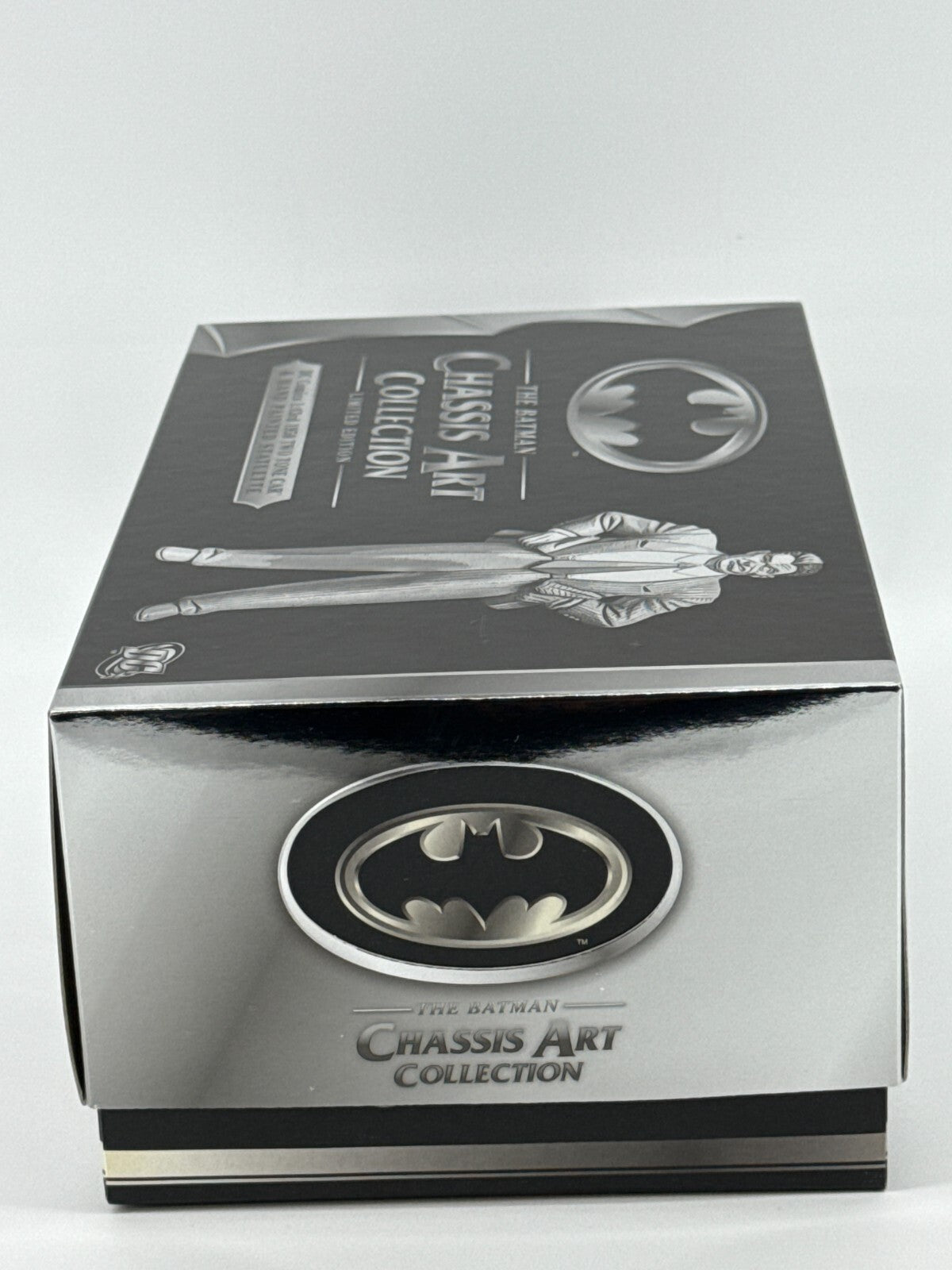 Corgi DC Batman Chassis Art 1950 Two Tone Car & Two-Face Statue Ltd Ed 1:43 NEW